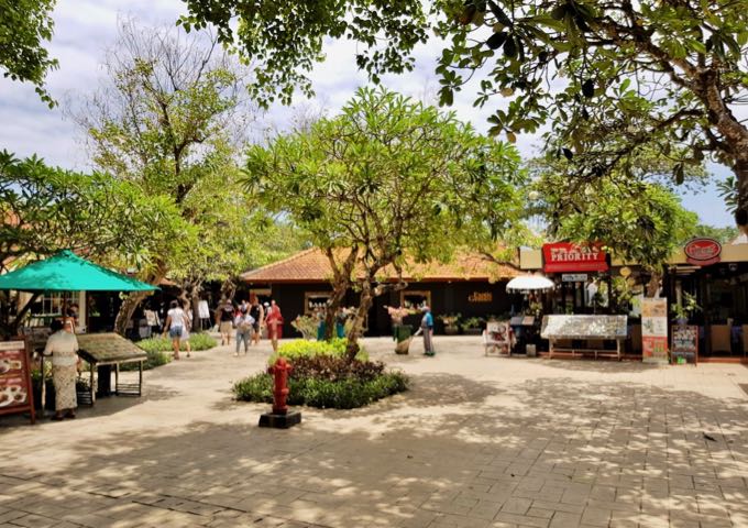The Bali Collection mall has several good shops, restaurants, and cafes.