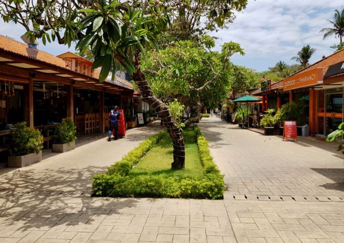 Bali Collection mall within walking distance has several shops, restaurants, and cafes.
