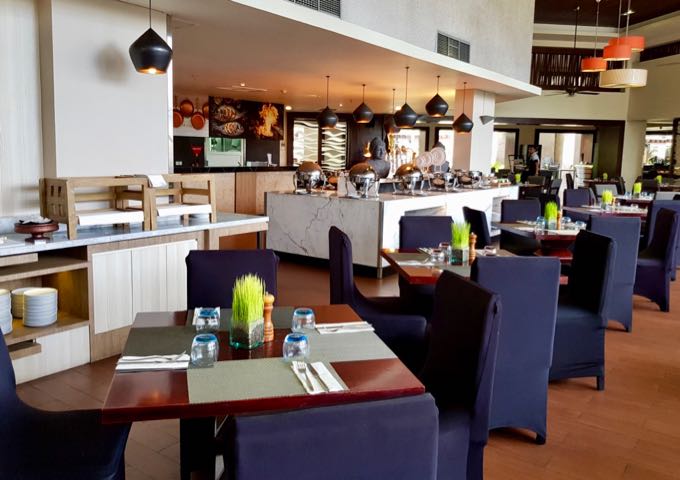 A buffet breakfast is served at The Deli@Pullman.