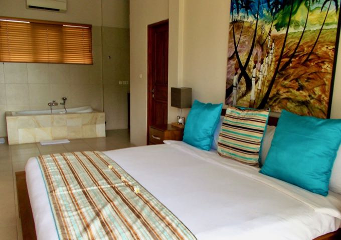 The spacious suites feature a contemporary design and open-plan bathrooms.