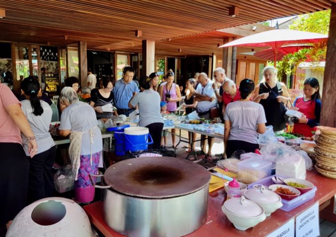 A food market-cum-buffet is held on Sunday mornings in front of Café Batu Jimbar.