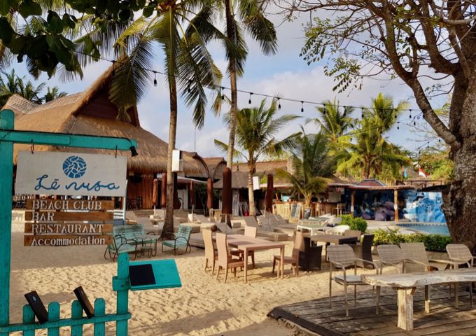 The chich Le Nusa Beach Club is very popular.