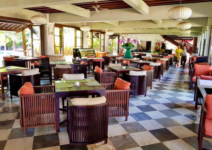 The Mezzanine Restaurant serves Thai and Japanese cuisines.