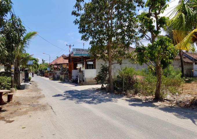 The hotel is located by the main street of Jungutbatu village.