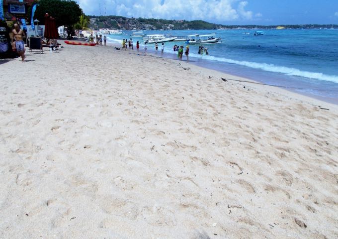 The resort faces the sparkling Jungutbatu beach.