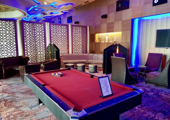 The Liquid Lounge Sports Bar boasts a snooker table.