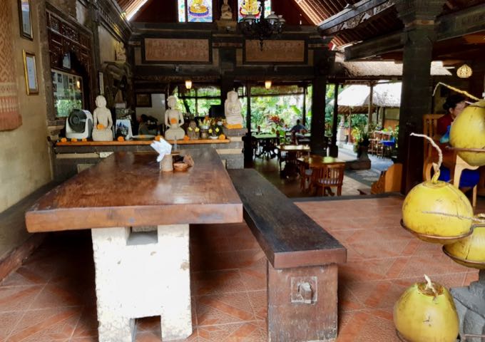 Café Wayan, by the hotel entrance, is a popular eatery and bakery.