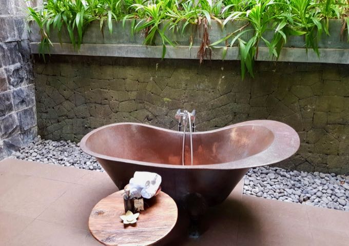 Villas have excellent outdoor bathrooms with bath tubs.
