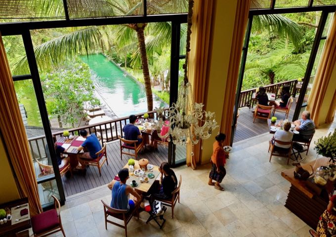 Seneng Kitchen serves breakfast and other meals.