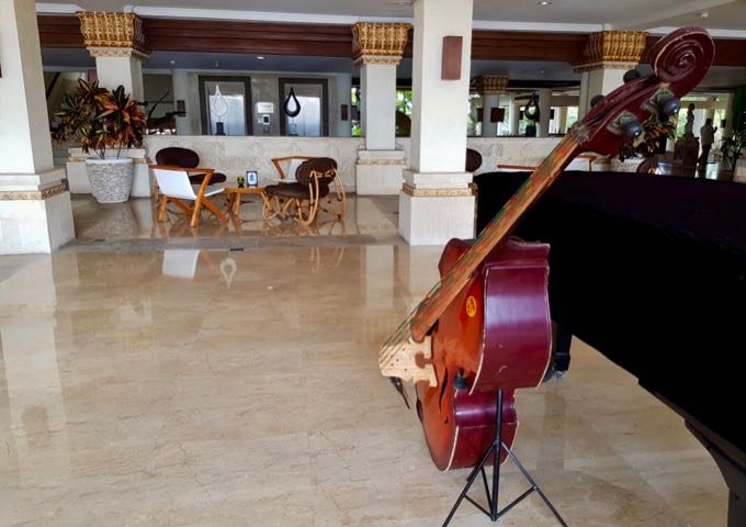 Samudera Lounge & Bar features soothing music on most nights.