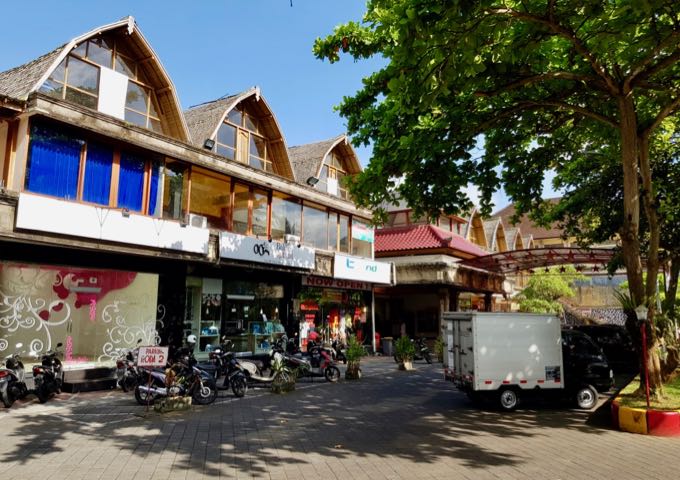 The large Bintang shopping center is within walking distance.