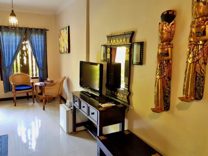 The pleasing rooms feature Balinese arts and crafts.