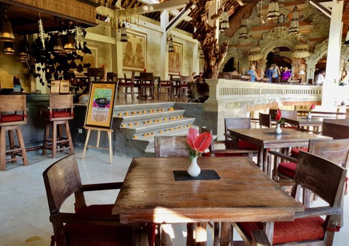 Oos Terrace restaurant features lots of Balinese arts and crafts.