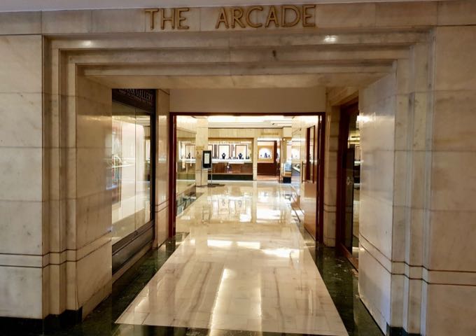 The lobby has a shopping arcade.