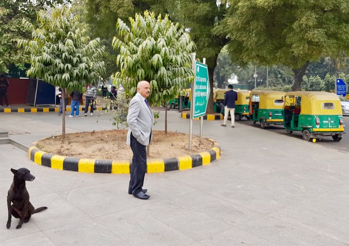 The Racecourse metro station is within walking distance of the guesthouse.