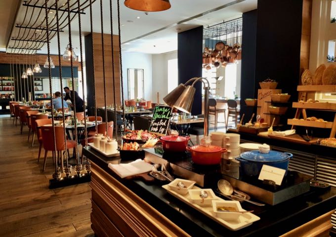 The main hotel restaurant, Tamra, offers breakfast and lunch buffets.