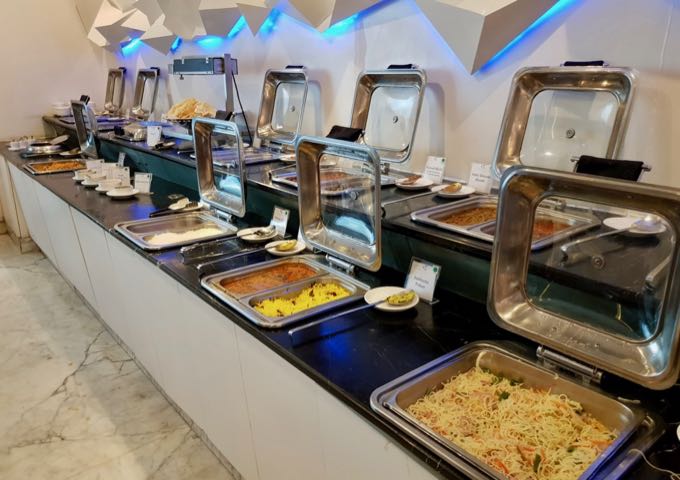 café@elanza at the Elanza Hotel serves buffets and a la carte meals.