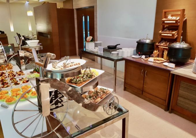 The Season restaurant at Adarsh Hamilton hotel serves lunch buffets and a la carte meals.