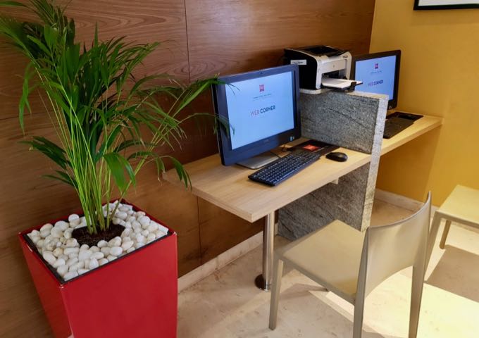 A dedicated area offers free access to computers for guests.