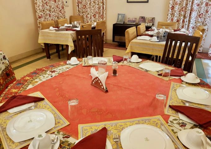 Dera Mandawa guesthouse nearby offers excellent meals.