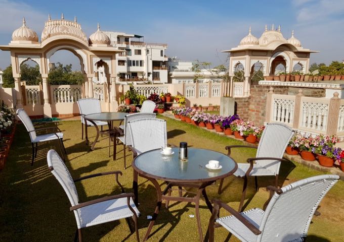 The pleasant rooftop has Mughal-inspired features and lots of flowers.