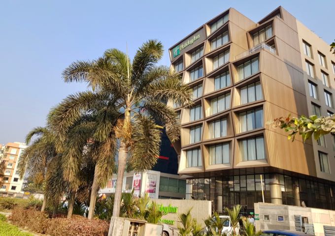 Review of Holiday Inn Kolkata Airport Hotel in Kolkata, India.