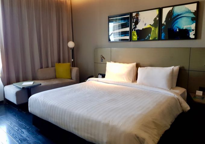 The rooms and suites feature a contemporary decor.