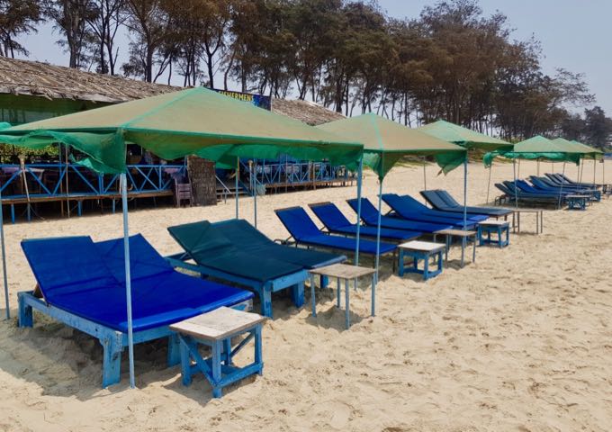 The beach cafés rent out sunbeds and umbrellas.