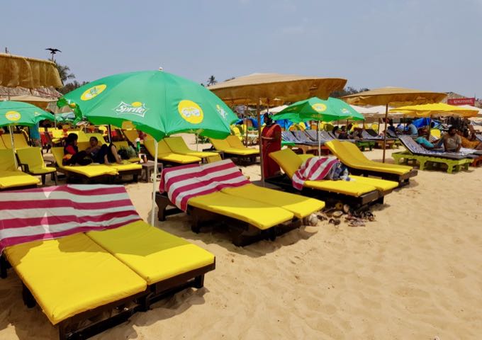 The beach cafés rent out sunbeds and umbrellas.