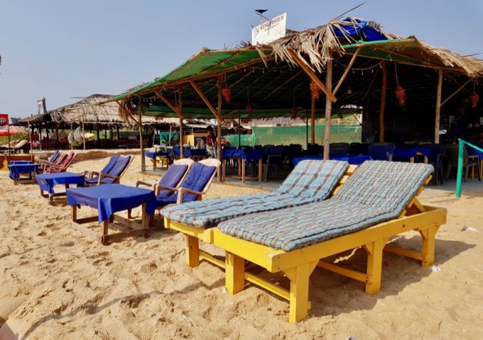 The beach cafés rent out sunbeds and umbrellas.