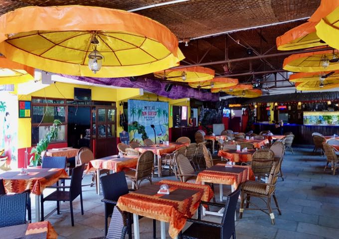 Bom Sucesso nearby is known for its wide European menu and live music.