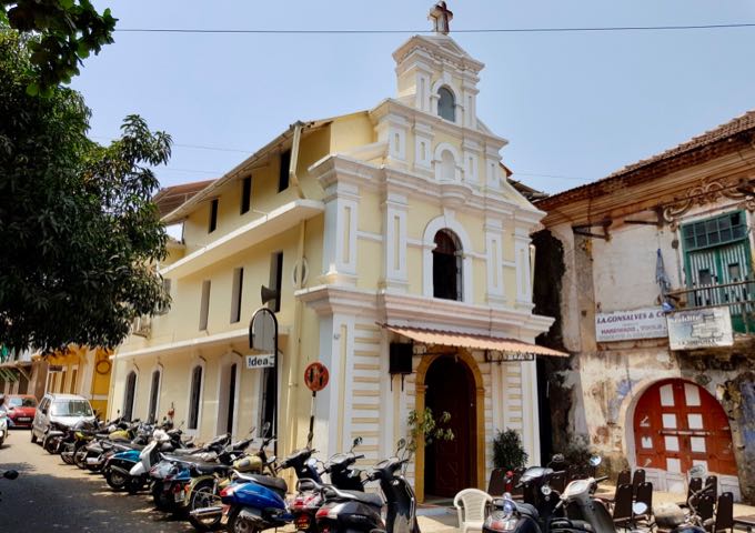 There are several colonial-era churches nearby.
