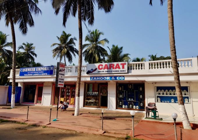 A few souvenir stores are located nearby.
