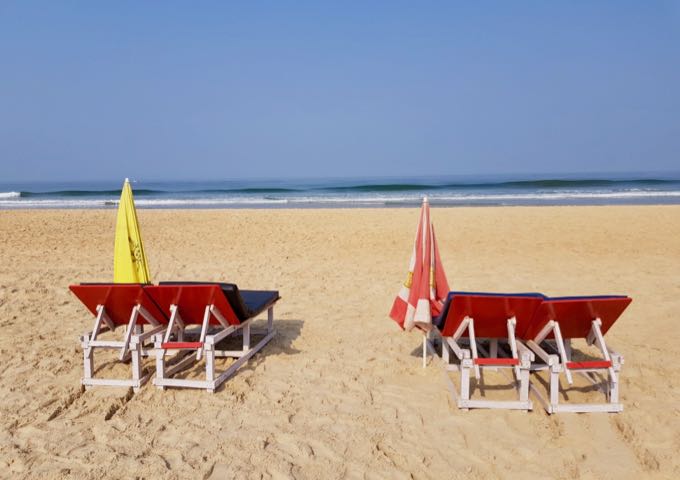 The beach cafés rent out sunbeds and umbrellas.