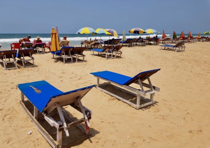 The beach cafés rent out sunbeds and umbrellas.