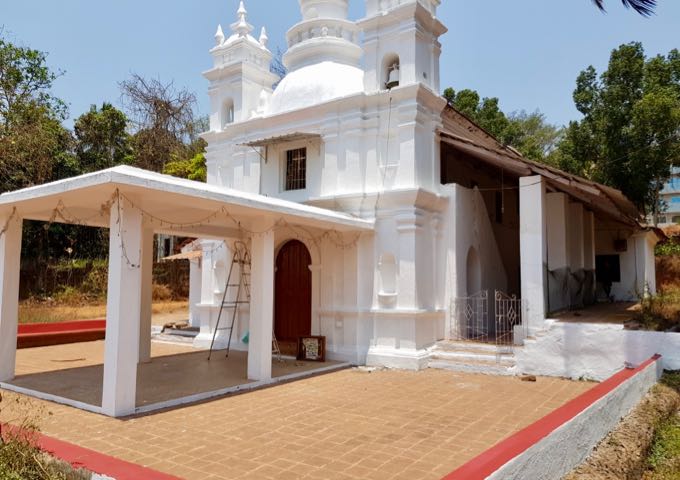 There is a whitewashed colonial-era church on the main road nearby.