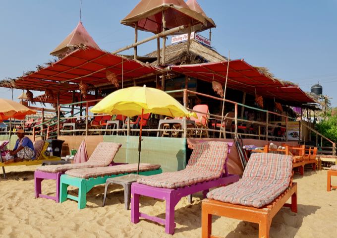 The beach cafés rent out sunbeds and umbrellas.