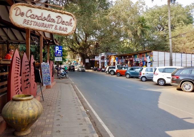 De Candolim Deck nearby is popular for its western meals and street-side seating.