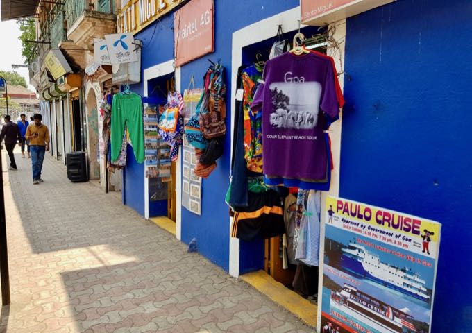 There are several interesting shops and boat cruise agencies nearby.