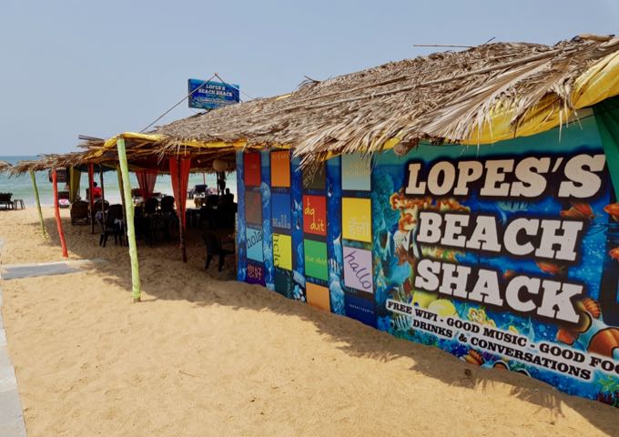 There are several casual cafés on the beach.