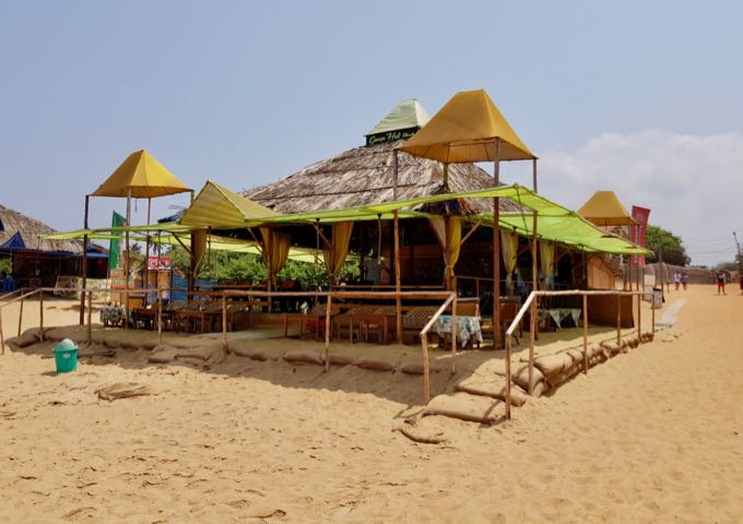 There are several cafés by the beach.