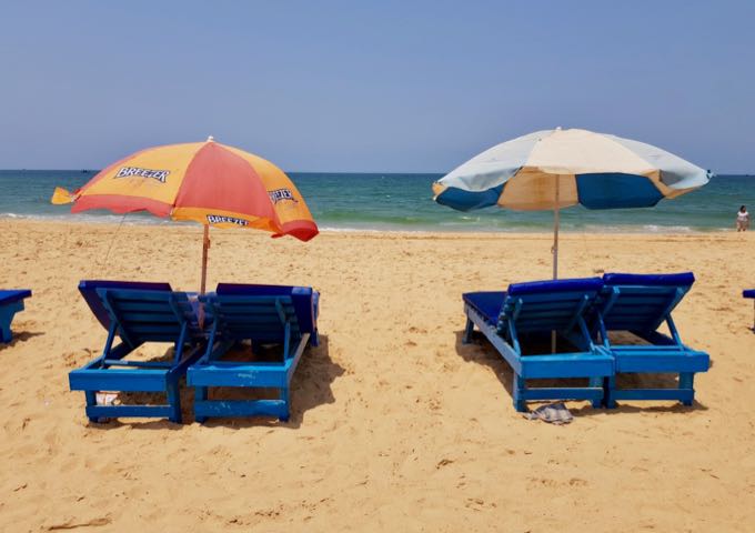 The beach cafés rent out sunbeds and umbrellas, sometimes for free.