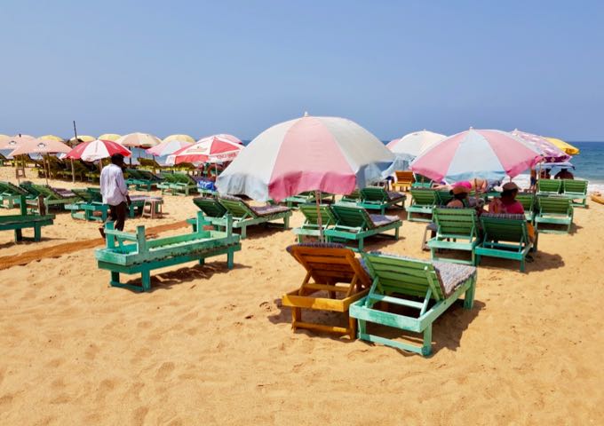 The beach cafés rent out sunbeds and umbrellas, sometimes for free.