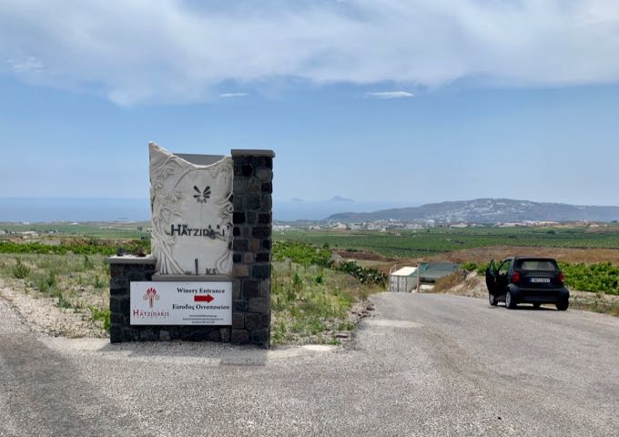 Sign pointing the way to the entrance of Hatzidakis Winery