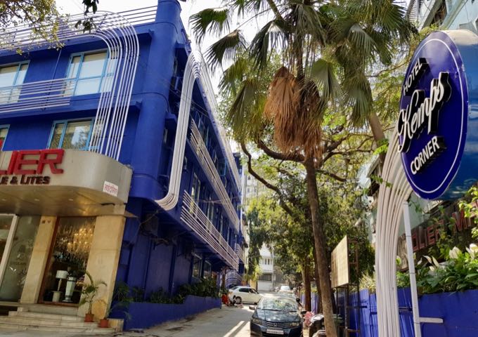 The bright blue building of Hotel Kemps Corner.
