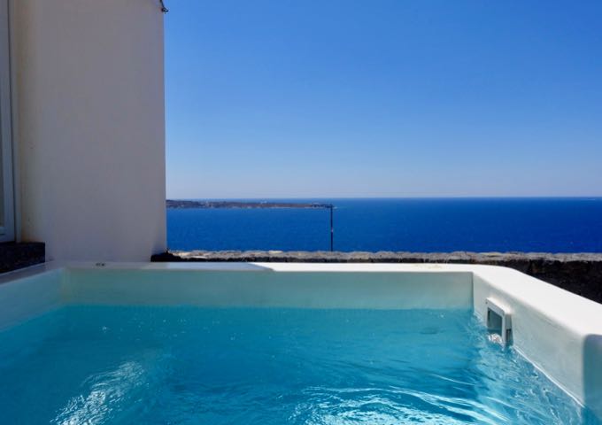 The pool offer excellent sea views.
