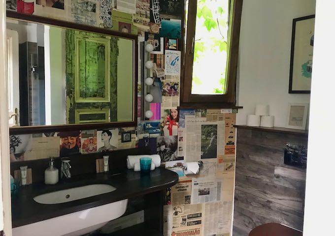 Judit's Room's bathroom is also very colorful.