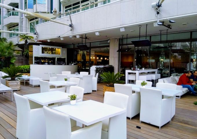 JW Grill at the Marriott offers a champagne bar with sea views.
