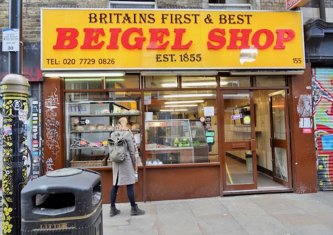 The beigels on Brick Lane are very popular.