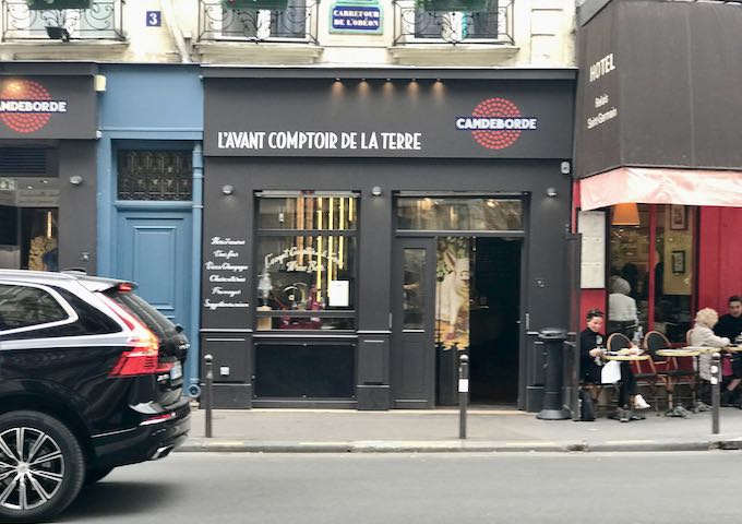 L’Avant Comptoir de la Terre is a very popular restaurant.